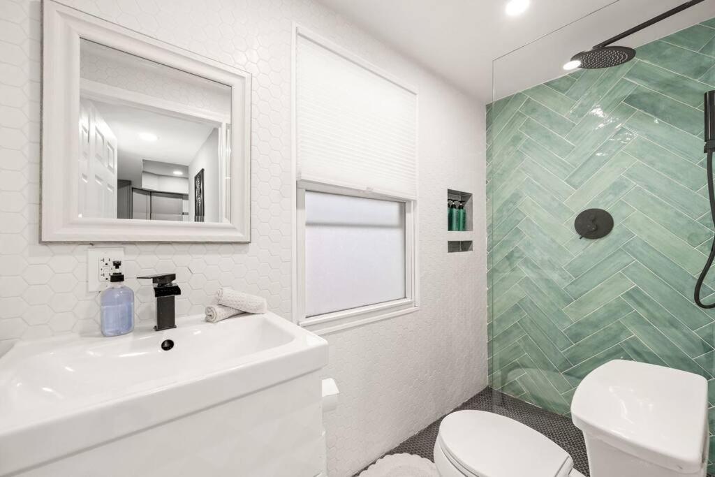 New! Cozy Apt In Center City! Philadelphia Buitenkant foto